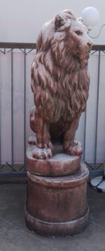 Monumentálny Lev na betónovom podstavci – Obrázok 12