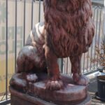 Monumentálny Lev na betónovom podstavci