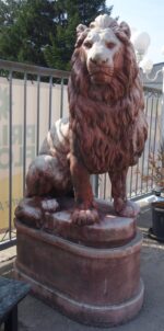 Monumentálny Lev na betónovom podstavci