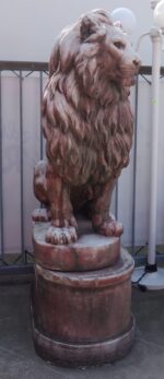 Monumentálny Lev na betónovom podstavci – Obrázok 18