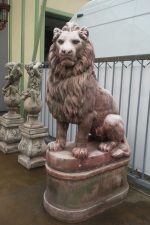 Monumentálny Lev na betónovom podstavci – Obrázok 3