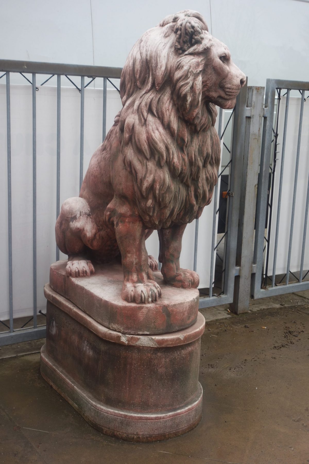 Monumentálny Lev na betónovom podstavci – Obrázok 5