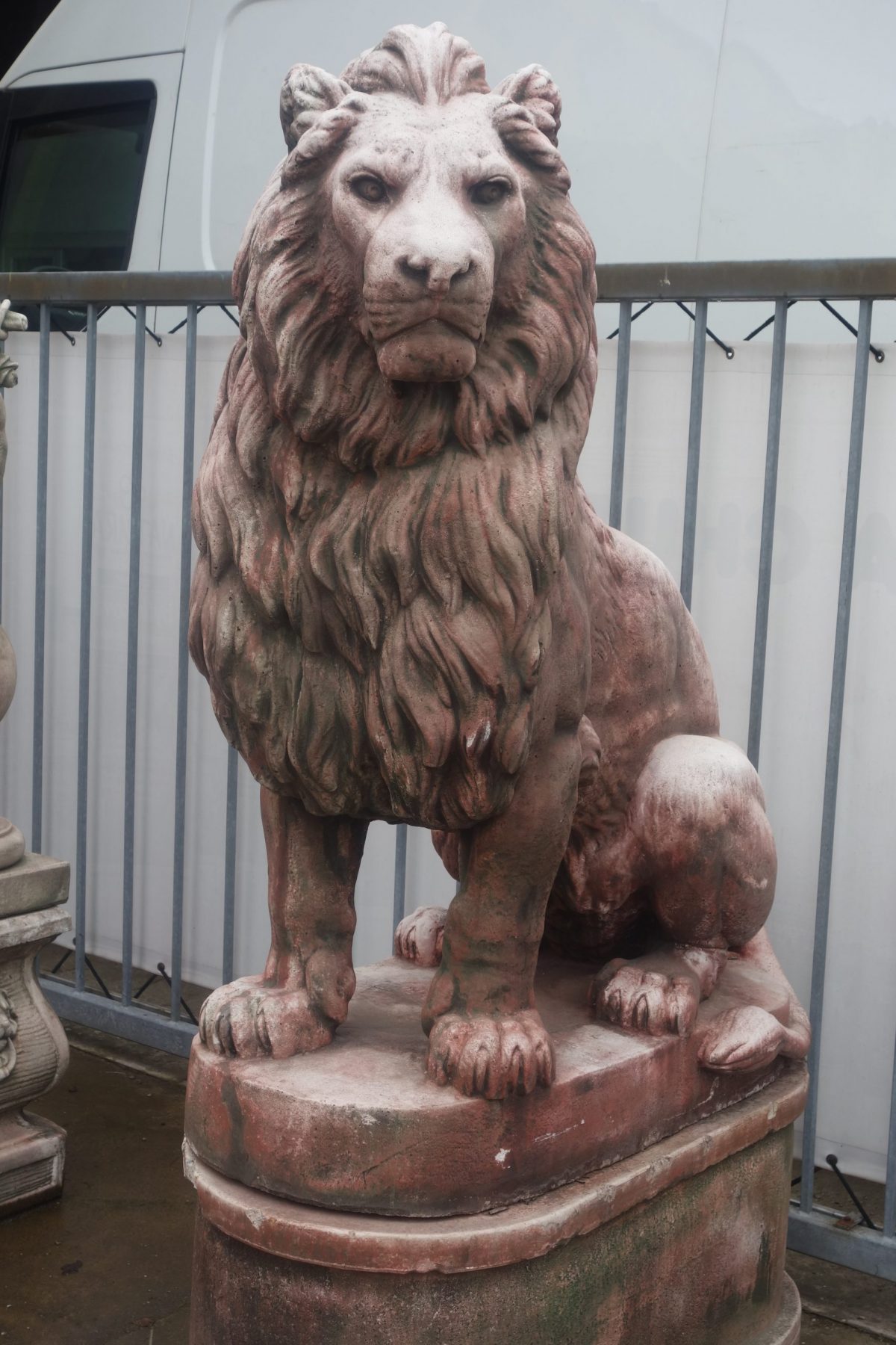 Monumentálny Lev na betónovom podstavci – Obrázok 6