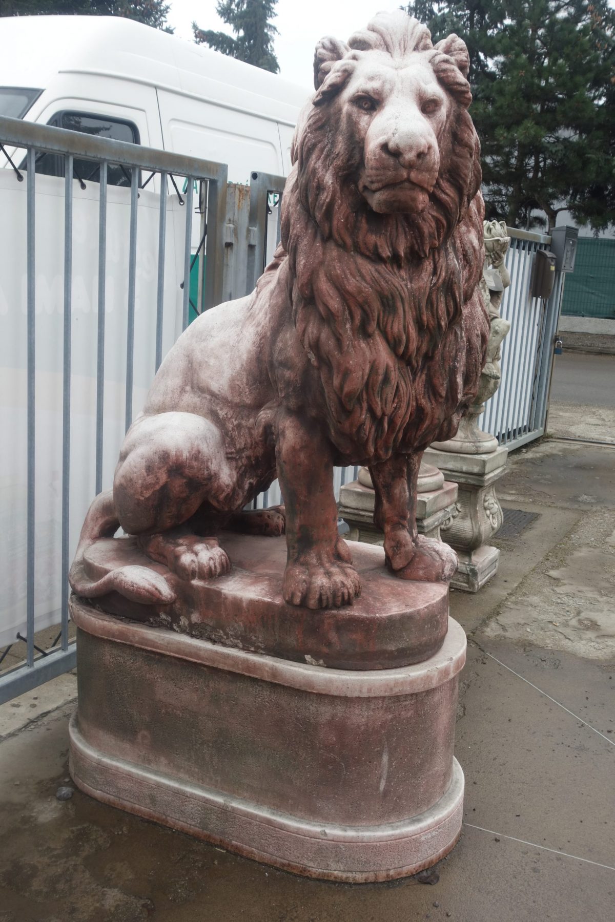 Monumentálny Lev na betónovom podstavci – Obrázok 9