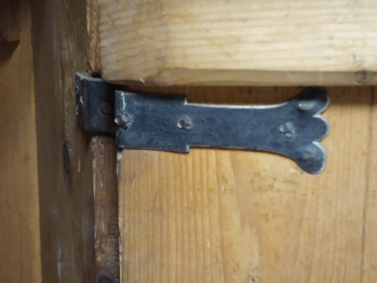 Starožitná maľovaná skriňa – Obrázok 8