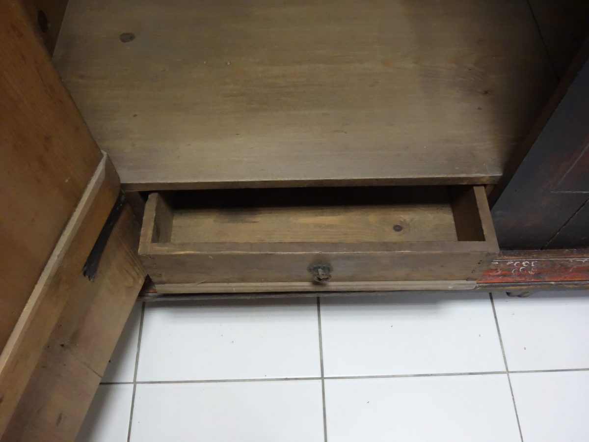 Starožitná maľovaná skriňa – Obrázok 11