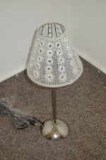 Nočná  lampa  biela sieťovaná -45 cm – Obrázok 2