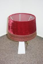 Nočná  lampa  červená zo zamatu so zlatou stuhou