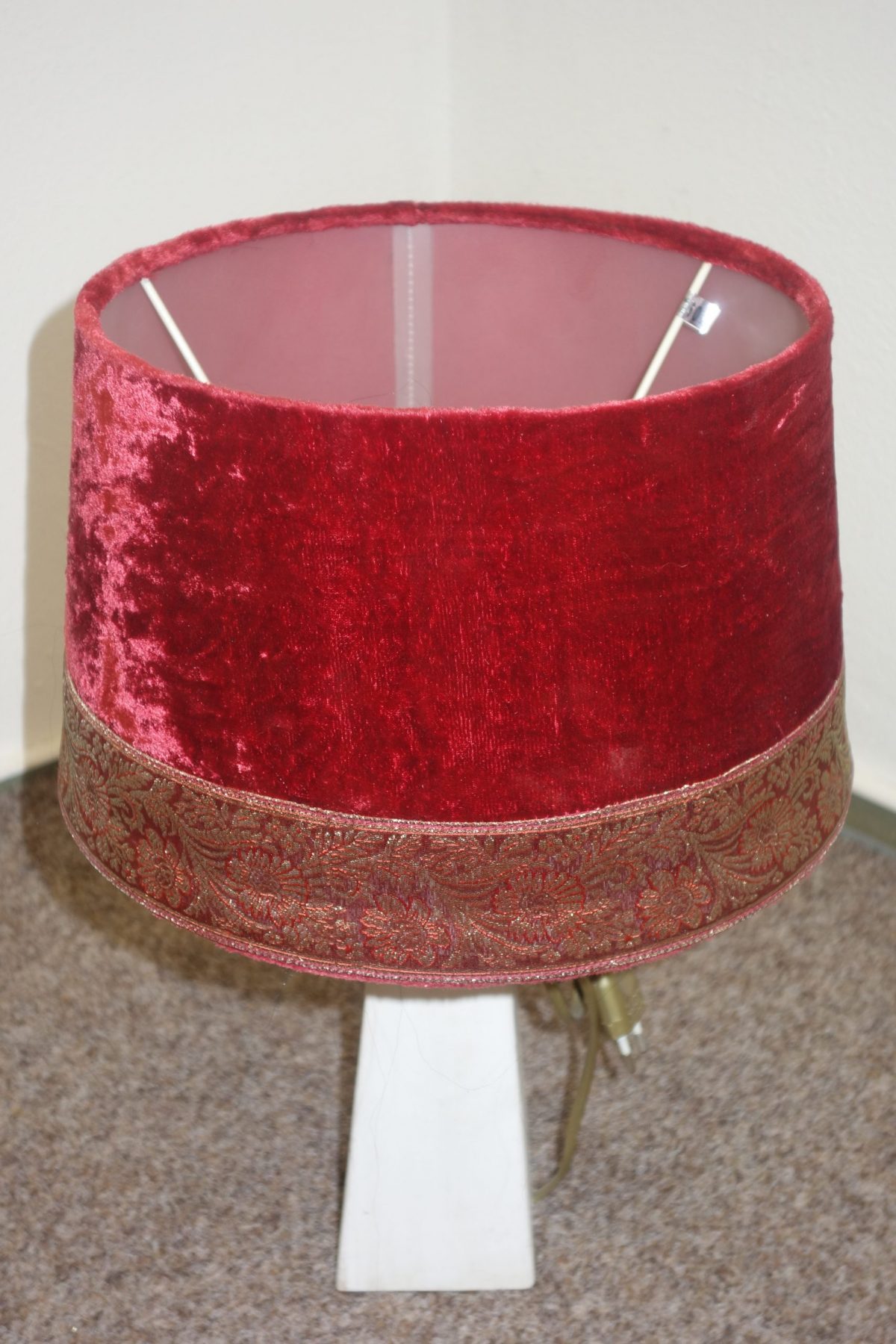 Nočná  lampa  červená zo zamatu so zlatou stuhou – Obrázok 2
