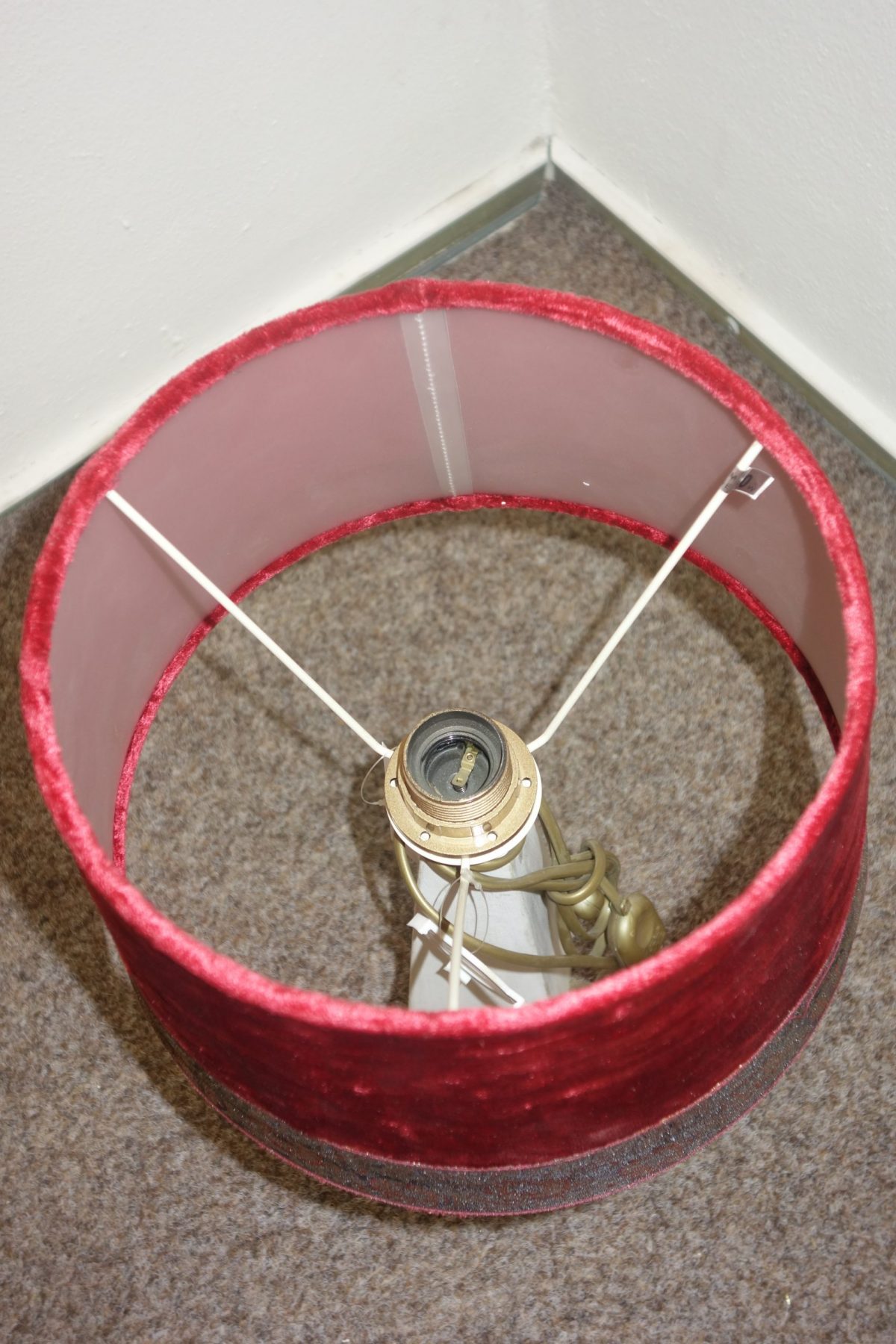 Nočná  lampa  červená zo zamatu so zlatou stuhou – Obrázok 3