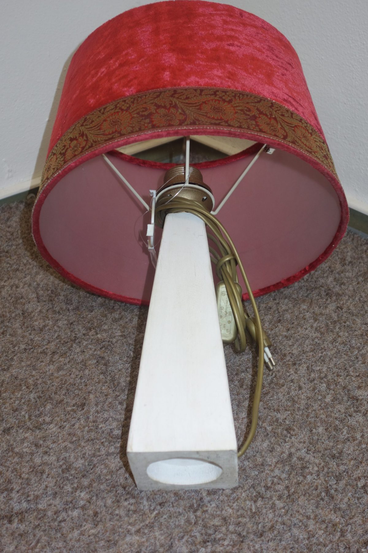 Nočná  lampa  červená zo zamatu so zlatou stuhou – Obrázok 4