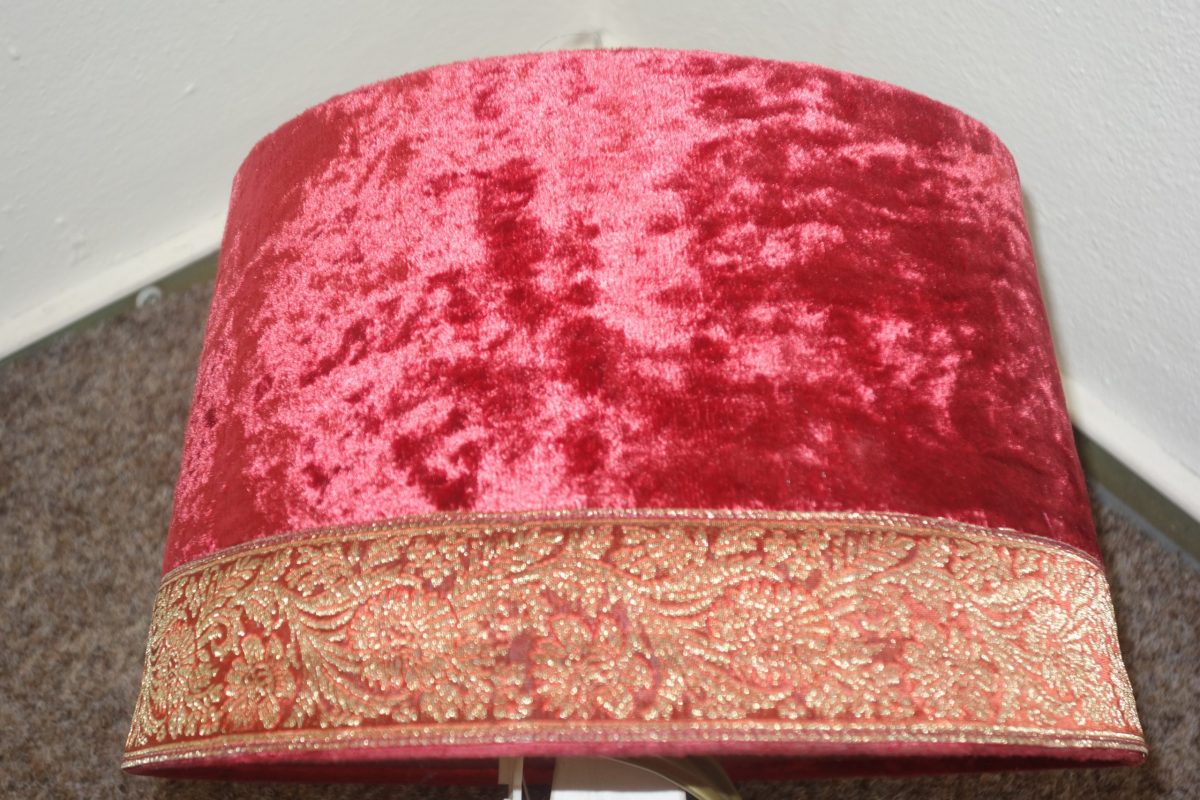 Nočná  lampa  červená zo zamatu so zlatou stuhou – Obrázok 5