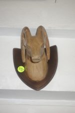 Drevená  dekorácia  na  podstavci