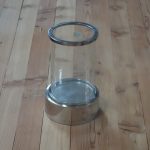 Sklenená   dekorácia   s   nerezovým   podstavcom