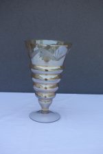 Sklenená   váza  s  jemným   nádychom   hnedej  farby  30  x  18  cm