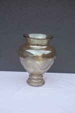 Sklenená  váza  s   nádychom   oranžovej   farby