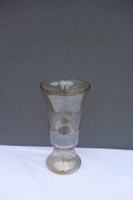 Sklenená  váza  so  zaujímavým  vzorom  s  jemným   oranžovým  nádychom