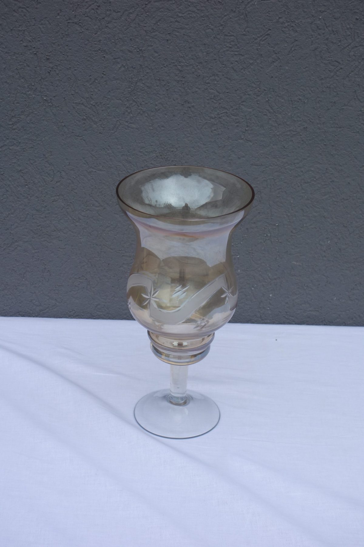 Sklenený   pohár   na  stopke  s   nádychom   jemnej   oranžovej  farby – Obrázok 2