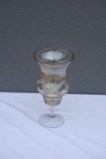 Sklenený   pohár   na  stopke  s   nádychom   jemnej   oranžovej  farby