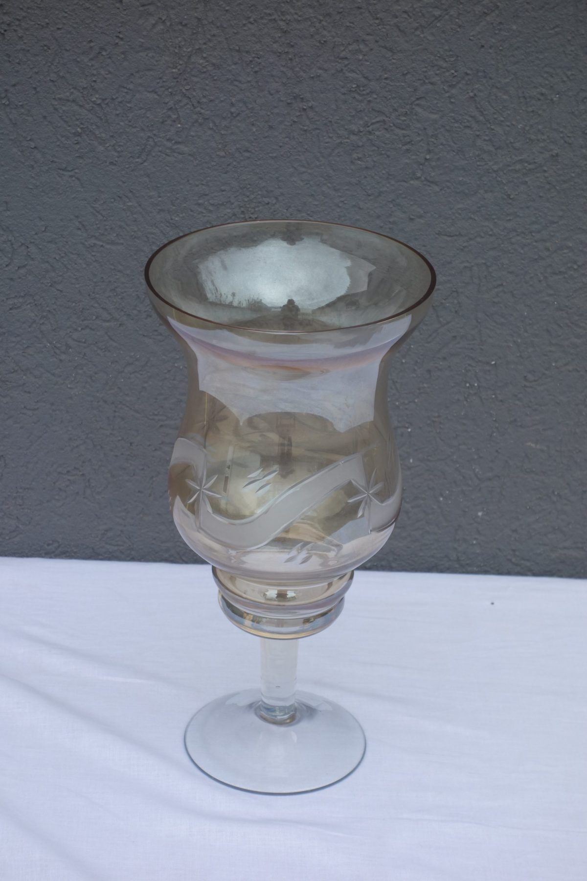 Sklenený   pohár   na  stopke  s   nádychom   jemnej   oranžovej  farby – Obrázok 3