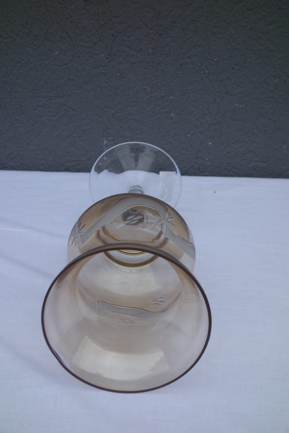 Sklenený   pohár   na  stopke  s   nádychom   jemnej   oranžovej  farby – Obrázok 5