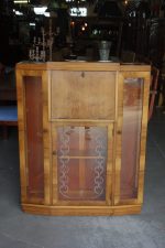 Vitrína   presklenná  114  x  93  x  25  cm