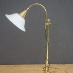 Lampa  stolná  s   bielym   skleneným   tienidlom