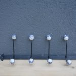 Vešiak   kovový   s   keramickými   háčikmi