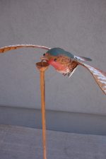 Záhradná   dekorácia    pestrý   vtáčik