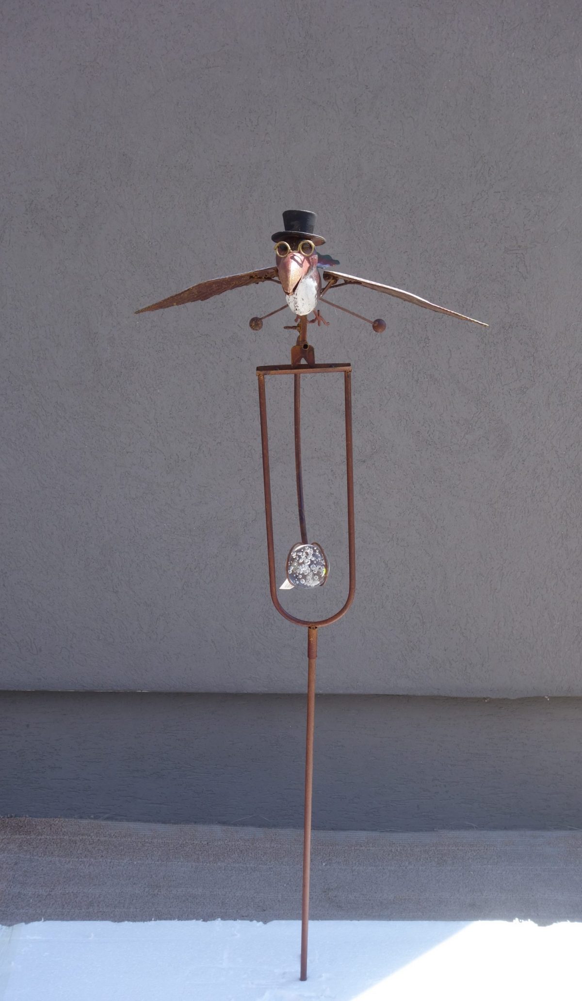 Záhradná   dekorácia    vtáčik  s  klobúkom – Obrázok 4