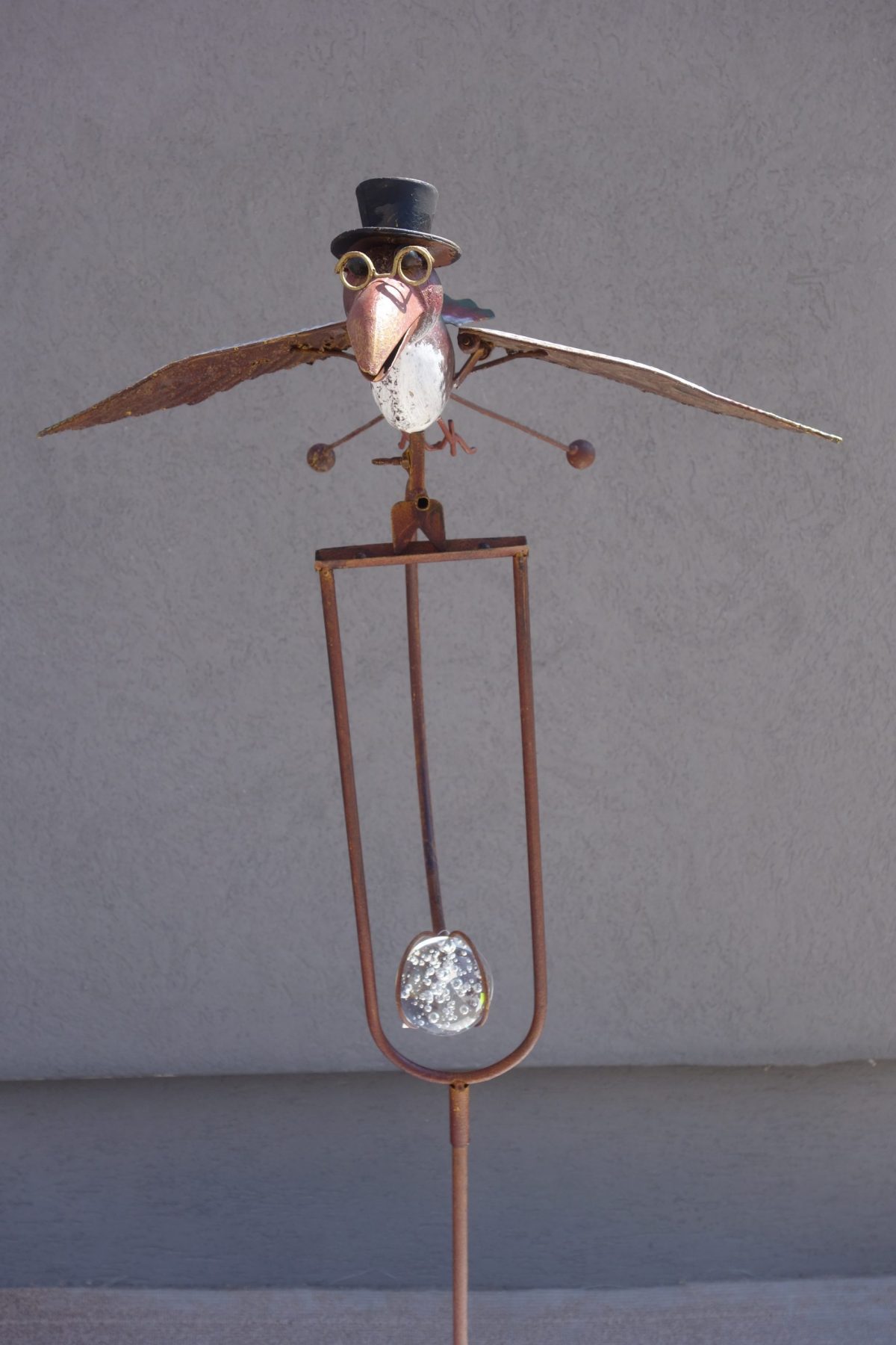 Záhradná   dekorácia    vtáčik  s  klobúkom – Obrázok 2