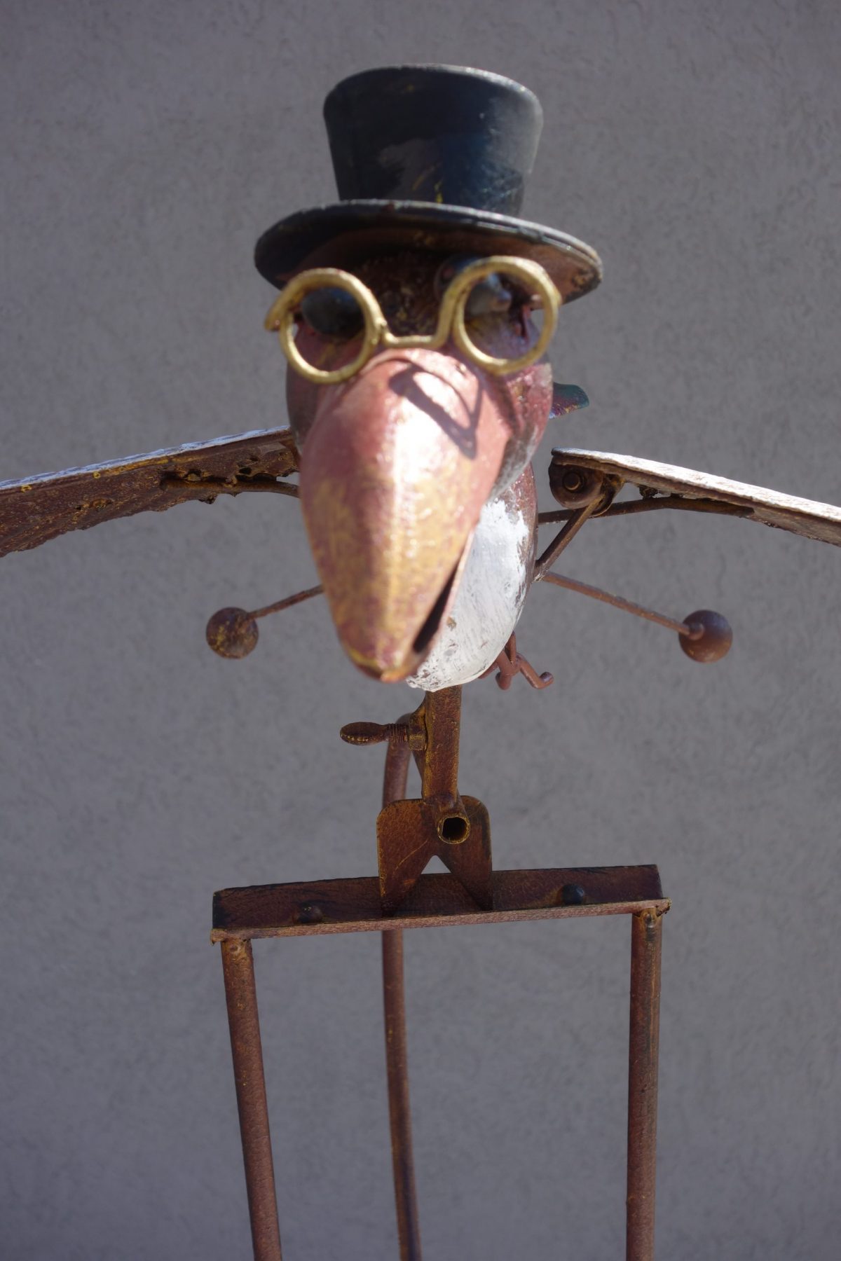 Záhradná   dekorácia    vtáčik  s  klobúkom – Obrázok 3