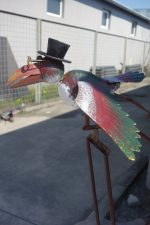 Záhradná   dekorácia    vtáčik  s  klobúkom