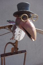 Záhradná   dekorácia    vtáčik  s  klobúkom – Obrázok 7