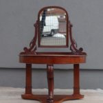 Stolík   toaletný   s  vyklápacím   zrkadlom