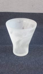 Svietnik  s  dekorom  matného  skla