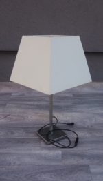 Lampa  s  kovovou  nohou