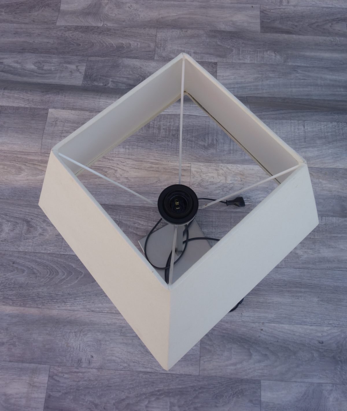 Lampa  s  kovovou  nohou – Obrázok 3