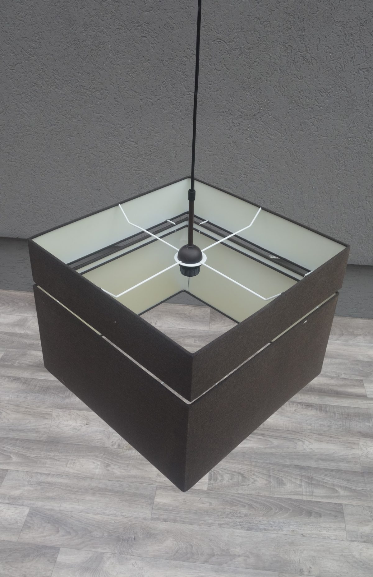 Lampa  závesná  s  hnedým  tienidlom – Obrázok 3