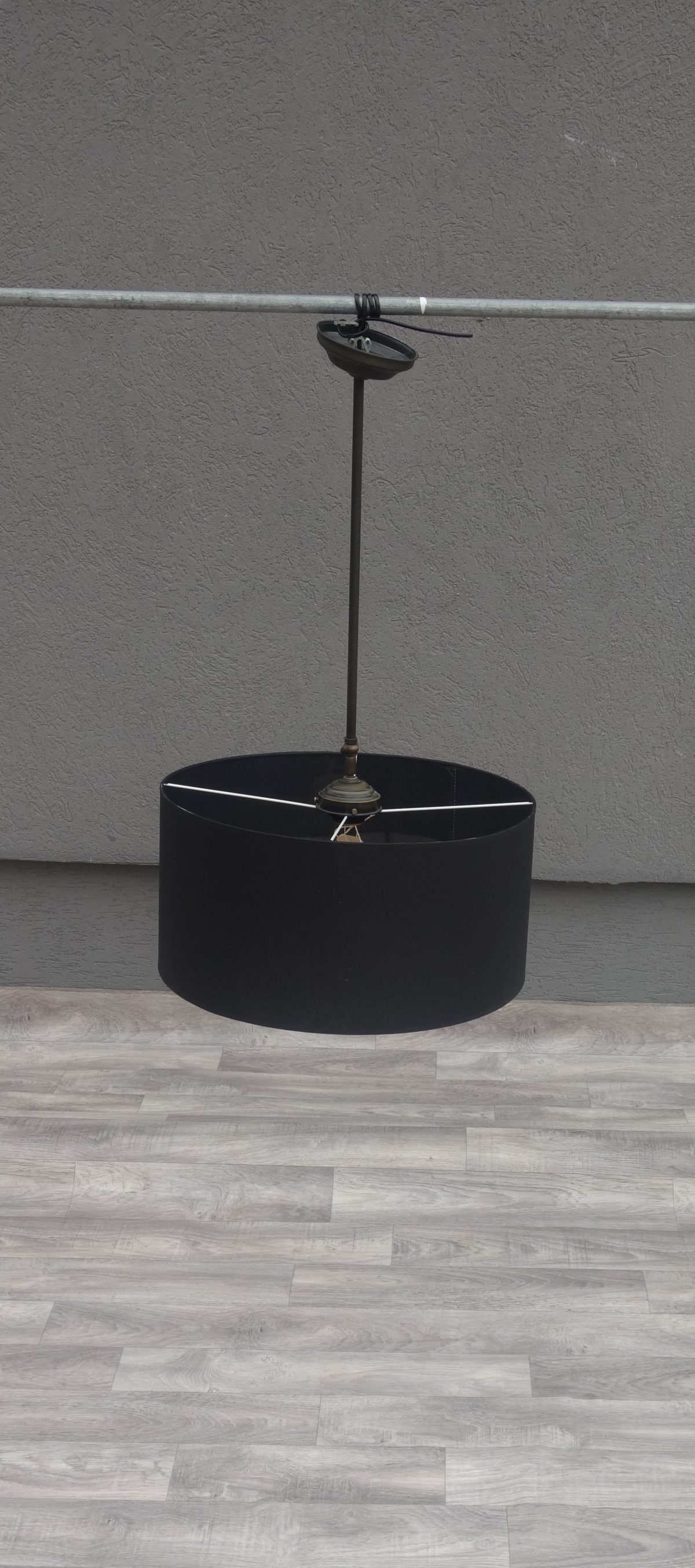 Lampa  závesná  s  čiernym  tienidlom – Obrázok 2