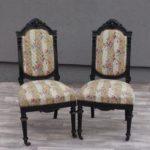 Stolička  starožitná   s   vyšívaným   vzorom  - " BAROKO "