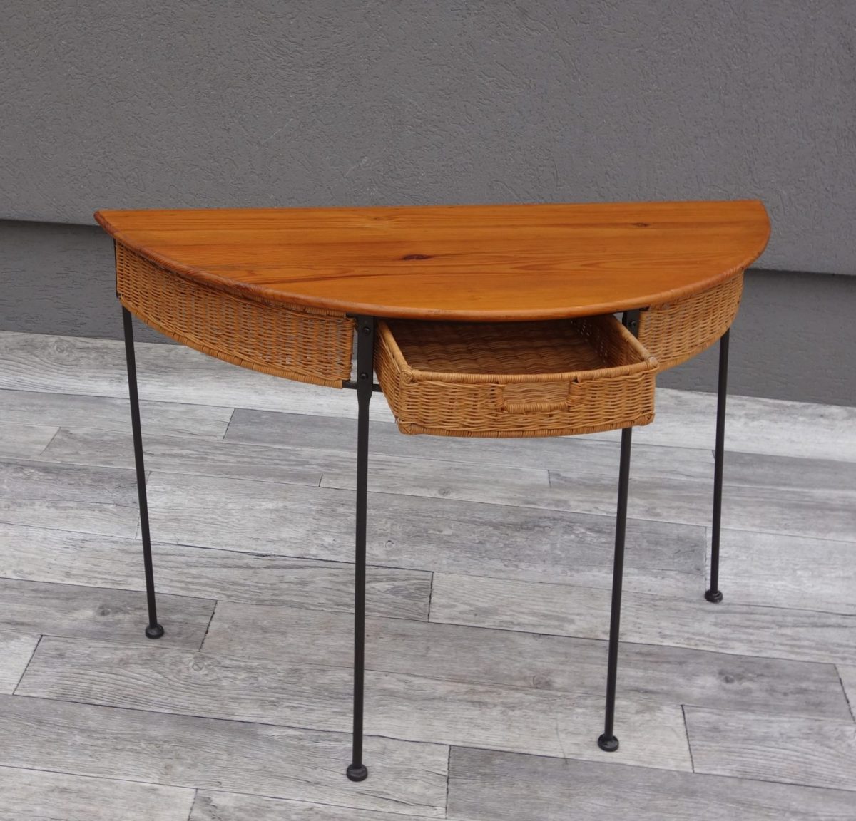 Stolík   polkruhový   s   ratanom – Obrázok 3