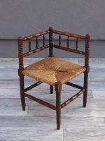 Stolička  drevená  starožitná  -  rohová