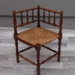 Stolička   francúzska   rohová   paličkovaná