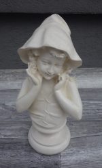 Busta  -  dievča   s   klobúkom – Obrázok 3