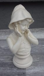 Busta  -  dievča   s   klobúkom