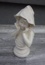 Busta  -  dievča   s   klobúkom – Obrázok 4