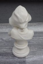 Busta  -  dievča   s   klobúkom – Obrázok 5