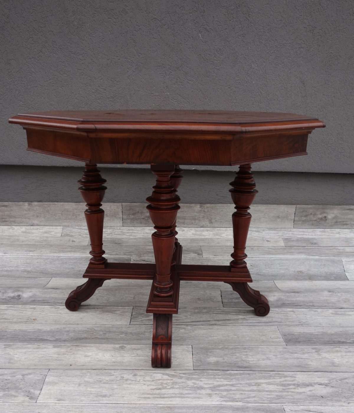 Stôl   renesančný   osemhranný    z   19  .  storočia – Obrázok 3