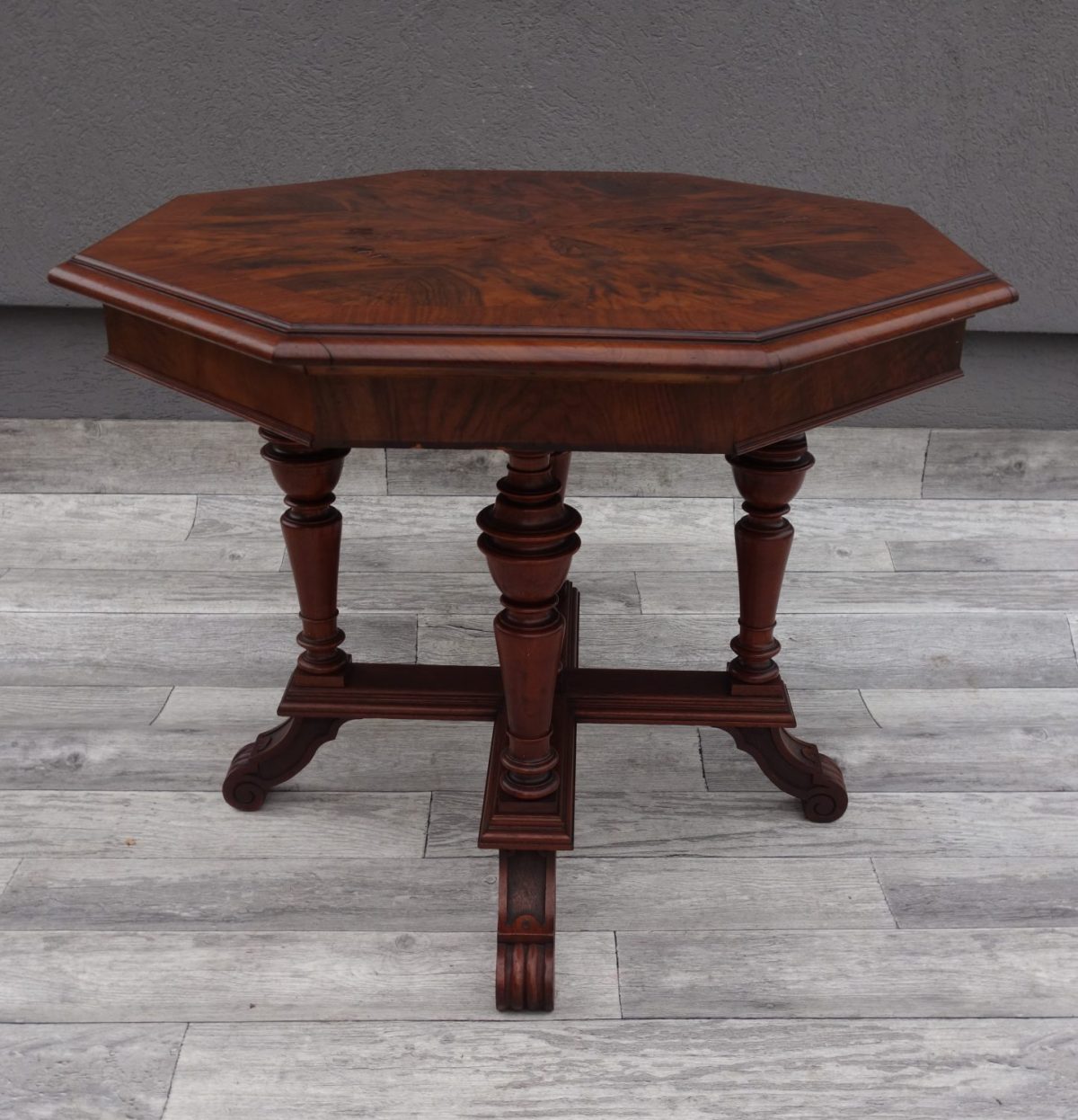 Stôl   renesančný   osemhranný    z   19  .  storočia – Obrázok 5